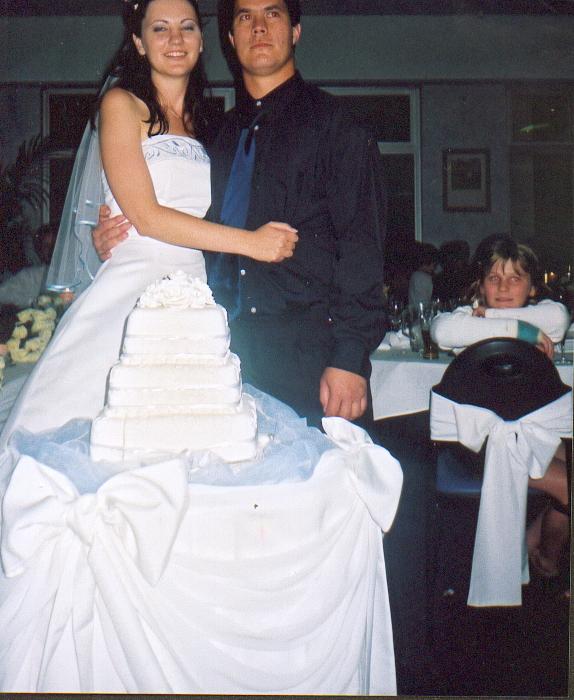 A wedding cake; Actual size=180 pixels wide